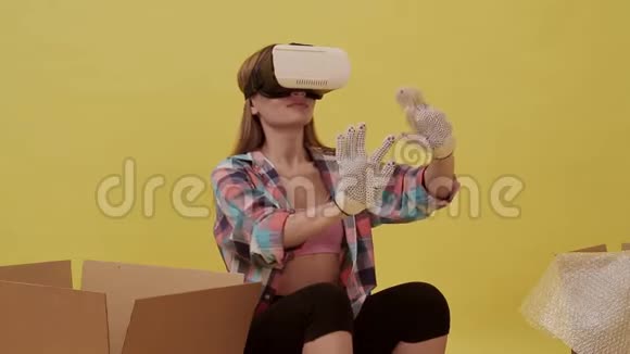 年轻女子设计的室内VR眼镜视频的预览图