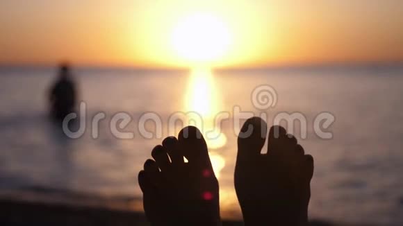 热带海滩上的雌性脚快乐的女人在日落时享受在海边的逗留闭合视频的预览图