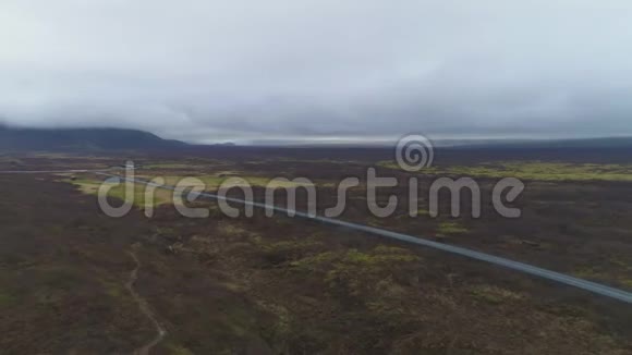 廷维尔国家公园的裂缝冰岛鸟瞰图视频的预览图