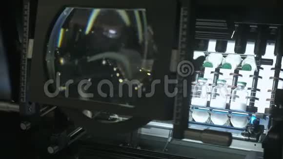 实验室科学工程师的工作场所大的放大镜头带有白色医用粉末的罐子视频的预览图