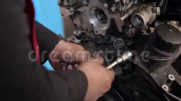 特写机械师修理汽车的发动机他拆下发动机头视频的预览图