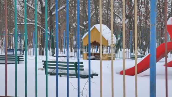 冬天降下大雪后在雪地里玩游戏冬天的背景孩子们在大雪中操场视频的预览图