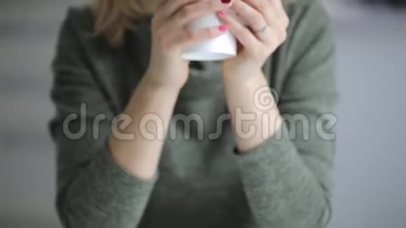 在家中厨房喝茶的女性面目全非的人视频的预览图