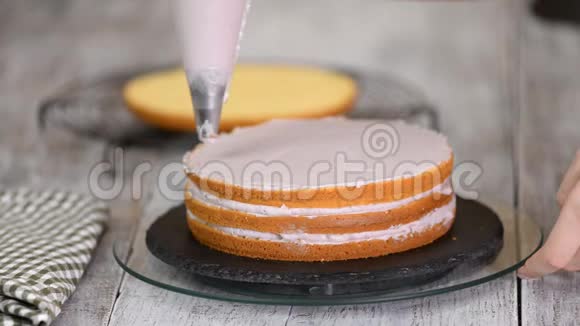 那个女人手把奶油捏在蛋糕上蛋糕上的美味奶油视频的预览图