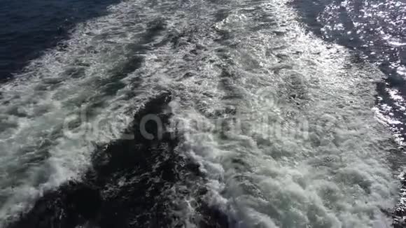 船甲板上的海浪景观视频的预览图