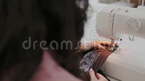 熟练的女专家裁缝用丝绸或棉花缝制机器她仔细地仔细地缝着黑色视频的预览图