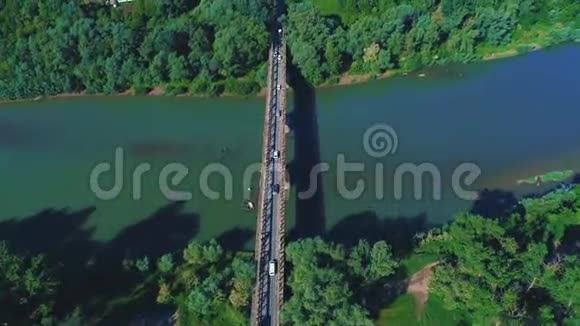 从空中俯瞰交通从公路桥上向外延伸置身于美妙的大自然之中4K视频的预览图