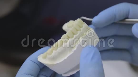 有下巴的牙医手视频的预览图