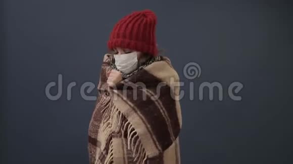 裹在毯子里的生病女孩会感冒发烧视频的预览图