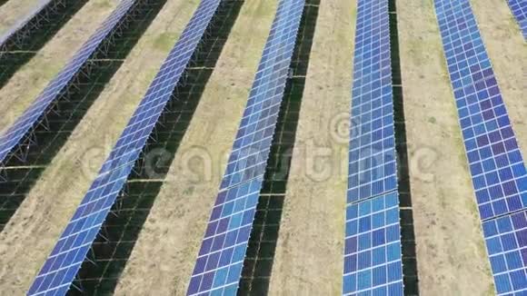 在许多太阳能电池板上飞行视频的预览图