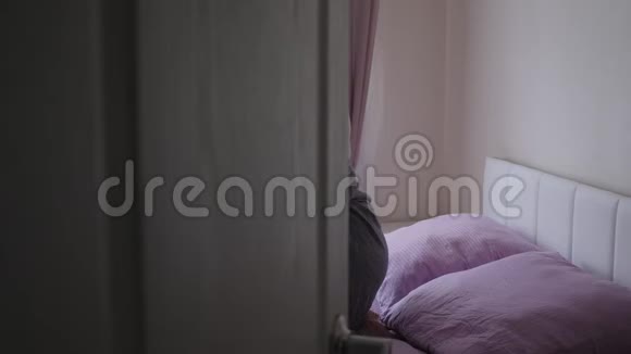 孕妇坐在卧室里有枕头的大床上视频的预览图