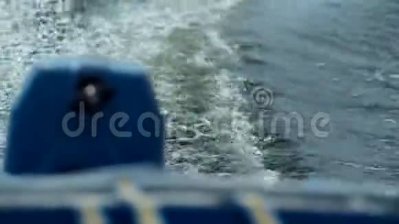 波浪从船上移动视频的预览图