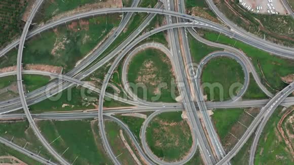 空中观景道路交通高速公路和带有汽车和卡车的立交桥两级公路交叉口视频的预览图