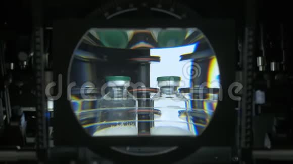 实验室科学工程师的工作场所大的放大镜头带有白色医用粉末的罐子视频的预览图