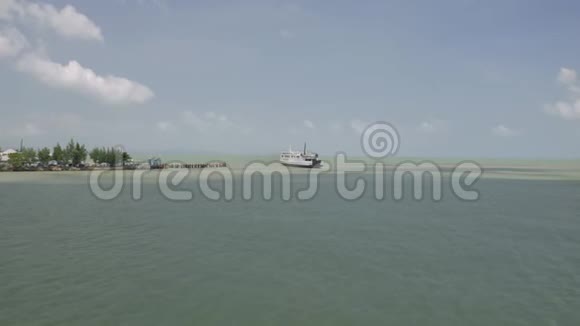 乘渡船在热带港口4K钻射视频的预览图