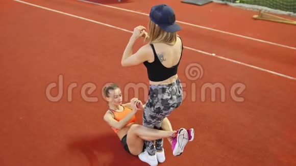 两个年轻的运动妇女做运动锻炼女人抽她的腹肌视频的预览图