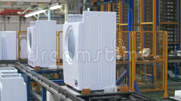 工业工厂生产输送机上的白色洗衣机本体移动视频的预览图