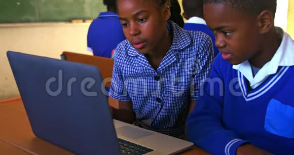 在一所乡镇学校上课时使用笔记本电脑的学童视频的预览图