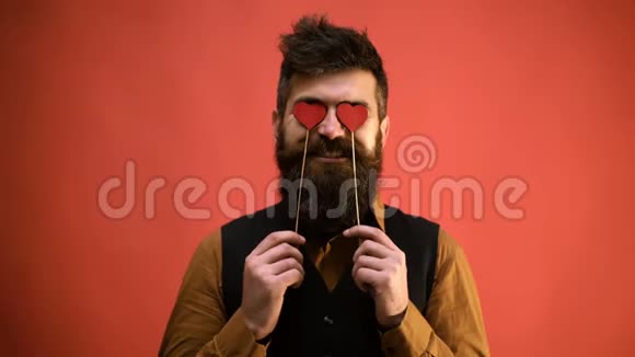 长胡子的人用心遮住眼睛表现出各种情绪可爱的留着胡子的红底男人情人节视频的预览图