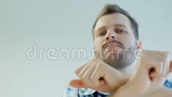 严肃的长胡子的人在跳舞欢乐握手人类的情感视频的预览图