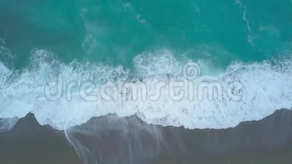 高空俯视绿松石海浪断空滩从鸟瞰干净波浪视频的预览图