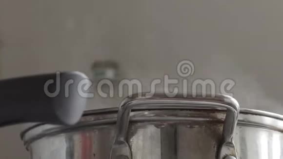 蒸汽从厨房的锅里冒出来视频的预览图