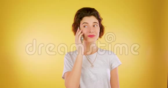 有魅力的女人在手机上说话与世隔绝乔伊技术电话视频的预览图