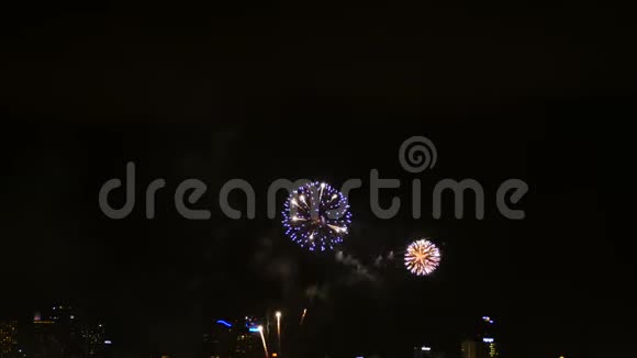 4国庆新年晚会或生日期间天空中展示的丰富多彩的烟花节的K镜头视频的预览图