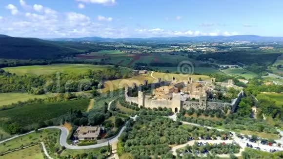 意大利锡耶纳蒙特里戈尼这座美丽的中世纪村庄的无人机空中镜头视频的预览图