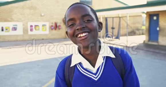 操场上一个年轻小学生微笑的肖像视频的预览图