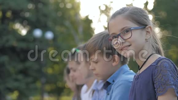 公园前面年轻漂亮女孩的肖像视频的预览图