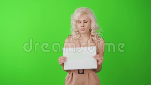 女士显示空白白色大A4纸传单介绍手握小册子女孩展示清晰的胶印纸愤怒视频的预览图