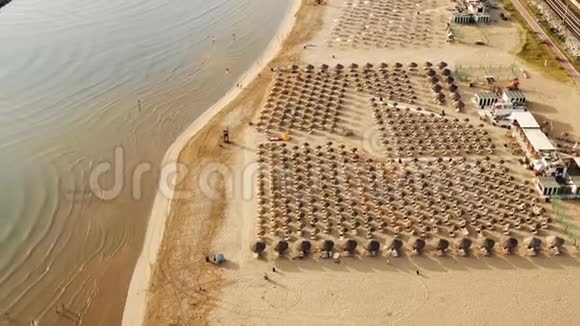 无人机飞行在史诗般的夏日意大利海岸公共沙滩与一排排椅子游和旅游理念视频的预览图