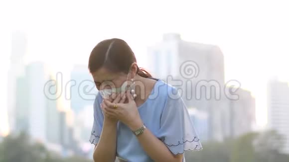 亚洲妇女戴防护面罩是为了保护空气污染视频的预览图