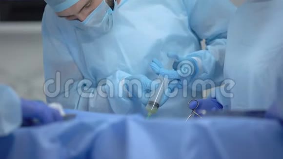医院手术期间注射的专业麻醉师健康视频的预览图