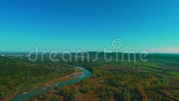 以居住区物流清新的河流4K型景观鸟瞰视频的预览图