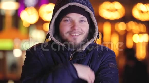 在夜城微笑的男人搔着鼻子视频的预览图