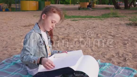 少女在沙滩上描绘大自然的夏日风景视频的预览图