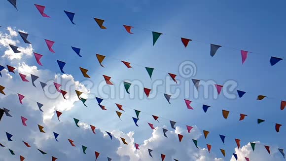 4K彩色图案装饰的慢动作三角彩旗迎风飘扬挂在蓝天背景上为节日做准备视频的预览图