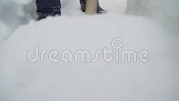 那家伙用铲子擦雪一个人用铲子清理雪中的雪视频的预览图