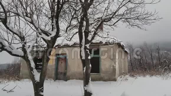 东南欧冬季废弃的旧房子视频的预览图