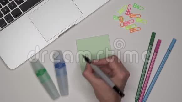 商业概念女子手写胶纸训练视频的预览图