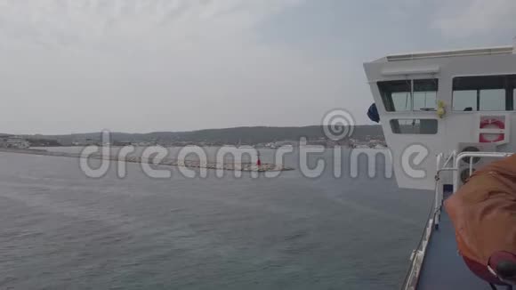 渡轮在平静的海面上滑向圣皮埃特罗岛港口入口视频的预览图