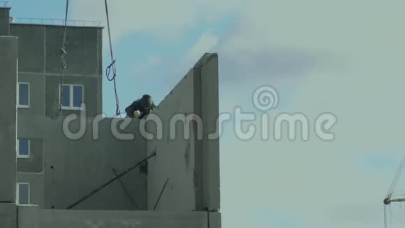 住宅建筑施工工人焊接一个结构房地产市场建筑工人在顶层工作视频的预览图