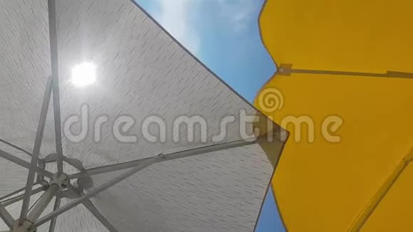 海滩伞在一个多风的夏季炎热的日子视频的预览图