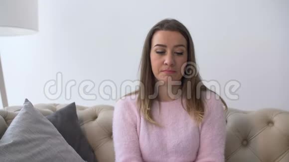 孤独绝望的成年女人在家哭泣视频的预览图