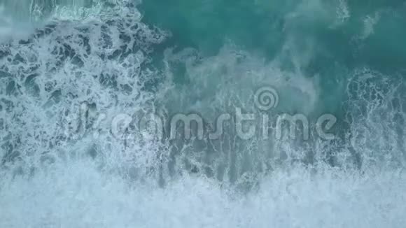 鸟瞰清净的海浪海浪拍打海岸视频的预览图