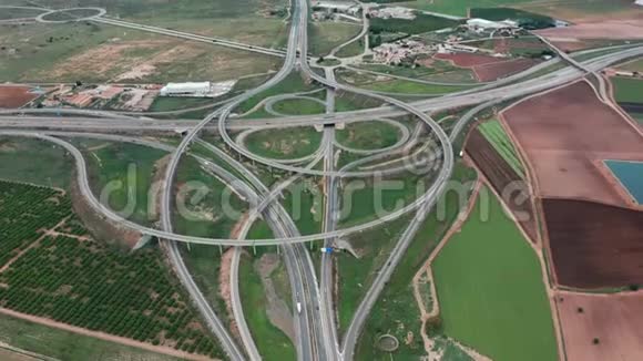 空中观景道路交通高速公路和带有汽车和卡车的立交桥两级公路交叉口视频的预览图