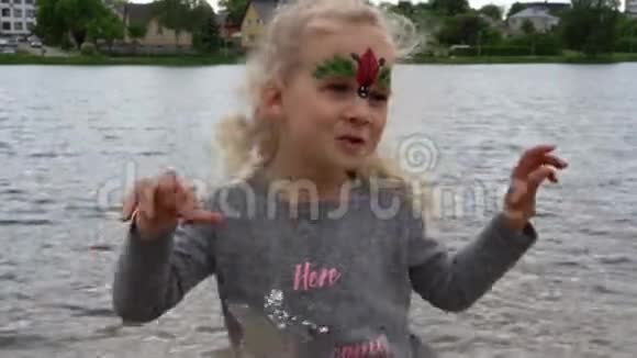 漂亮的金发女孩在湖底镜头前傻笑万向节运动视频的预览图