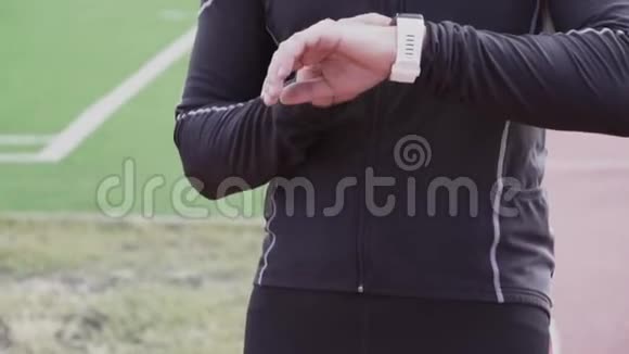 2019年3月2日乌克兰基辅主题体育与健康年轻的高加索人手腕上戴着运动手表视频的预览图